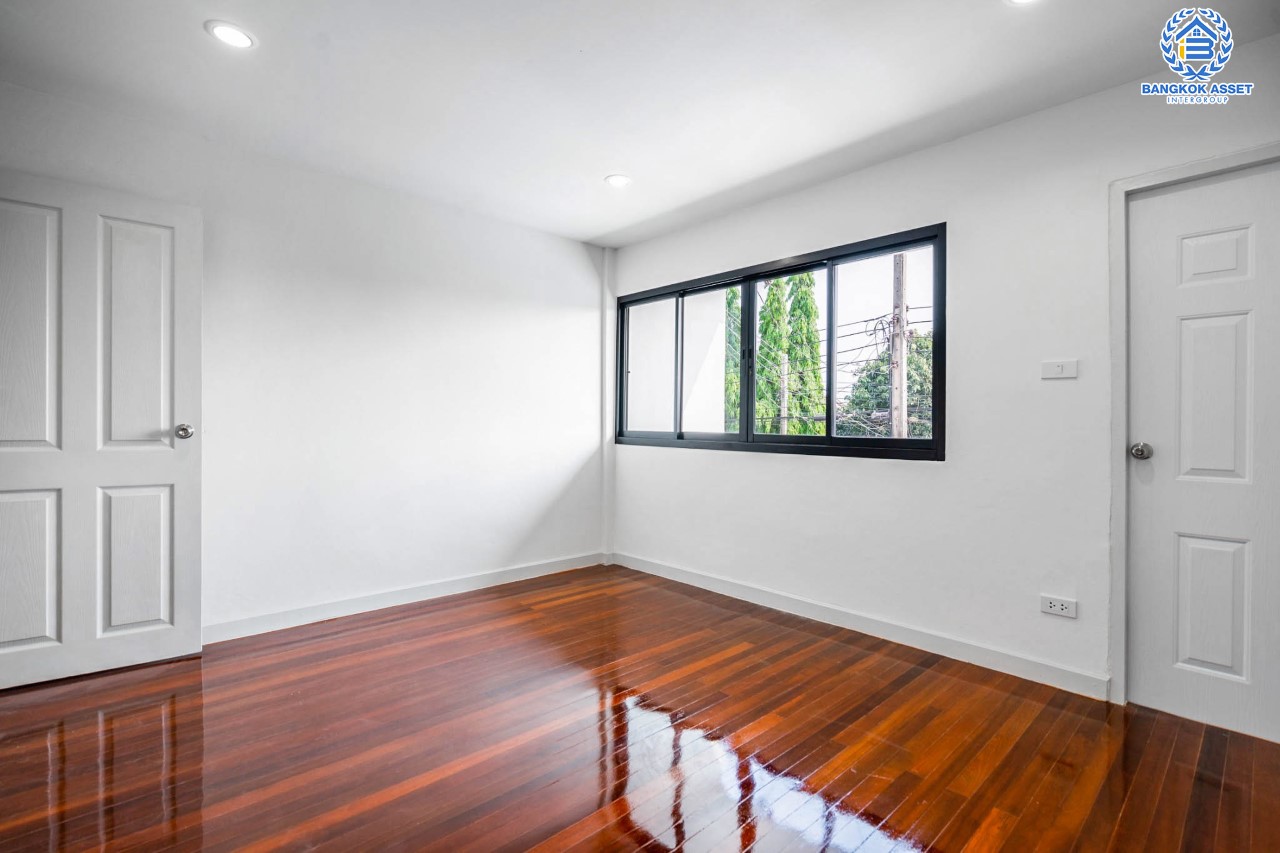 บ้านมือสองตกแต่งใหม่ ม.ทรายทองนิเวศน์ ติวานนท์45 ทาวน์เฮ้าส์พร้อมอยู่ ราคาสุดคุ้ม! เนื้อที่ 16 ตร.ว. ฟังก์ชัน 2 ห้องนอน 1 ห้องน้ำ 1 ที่จอดรถ บนทำเลเชื่อมต่อเมือง ใกล้ห้าแยกปากเกร็ด, เซ็นทรัลแจ้งวัฒนะ, เซ็นทรัลรัตนาธิเบศร์, และรถไฟฟ้าสายสีชมพู "สถานีสามัคคี"